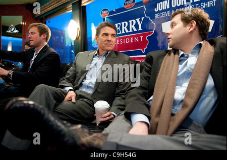 Republikanischen Präsidentschaftskandidaten Kandidat Rick Perry (Mitte) auf seine Kampagnenbus mit Sohn Griffin (rechts) und andere Familienmitglieder während der Kampagne durch Iowa schwingen. Stockfoto