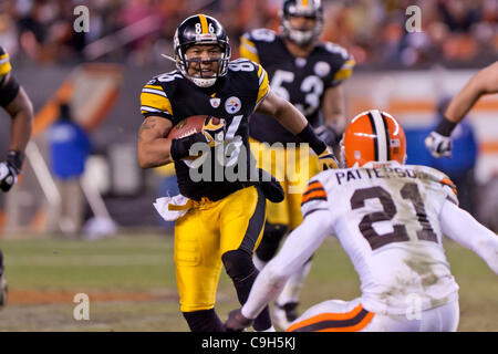 1. Januar 2012 - Cleveland, Ohio, USA - Pittsburgh Wide Receiver läuft nach Cleveland Cornerback Dimitri Patterson (21) im dritten Quartal abgeschlossen wird, einen Haken so Hines Ward (86).  Die Pittsburgh Steelers besiegte die Cleveland Browns 13-9 in das Spiel gespielt in Cleveland Browns Stadium in Cl Stockfoto