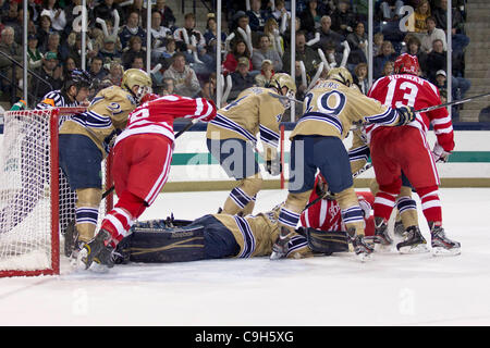 31. Dezember 2011 - macht South Bend, Indiana, USA - Notre Dame Torhüter Steven Summerhays (#1) das Speichern wie Spieler im Netz für eine Erholung im ersten Zeitraum Aktion des NCAA-Eishockey-Spiel zwischen Notre Dame und der Boston University abstürzen.  Die Notre Dame Fighting Irish besiegte der Boston Universität Terriers 5- Stockfoto