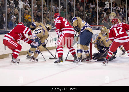 31. Dezember 2011 - kämpfen Südschlaufe, Indiana, USA - Notre-Dame-Verteidiger Sam Calabrese (#8) und der Boston University Sahir Gill (#28) nach vorn um den Puck hinter dem Netz im ersten Zeitraum Aktion des NCAA-Eishockey-Spiel zwischen Notre Dame und der Boston University.  Die Notre Dame Fighting Irish besiegte die Chapter Stockfoto