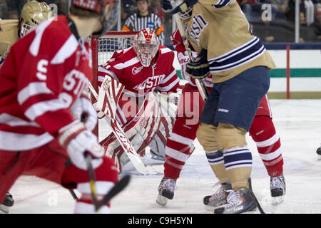 31. Dezember 2011 - South Bend, Indiana, USA - Boston University Torwart Kieran Millan (#31) sucht den Puck in die zweite Periode Aktion des NCAA-Eishockey-Spiel zwischen Notre Dame und der Boston University.  Die Notre Dame Fighting Irish besiegt Boston Universität Terriers 5-2 im Spiel bei der Compton-Famil Stockfoto