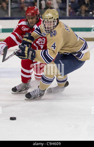 31. Dezember 2011 - kämpfen Südschlaufe, Indiana, USA - Notre-Dame-Zentrum Riley Sheahan (#4) und der Boston University Sahir Gill (#28) nach vorn um den Puck in die zweite Periode Aktion des NCAA-Eishockey-Spiel zwischen Notre Dame und der Boston University.  Die Notre Dame Fighting Irish besiegt Boston University Terri Stockfoto