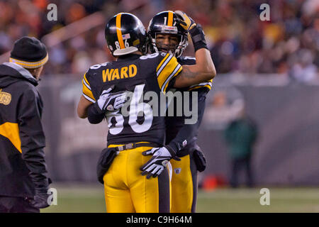 1. Januar 2012 - Cleveland, Ohio, USA - Pittsburgh Wide Receiver Hines Ward (86) und Mike Wallace (17) Umarmung in der Feier der Wards 1.000. Pass-Rezeption im vierten Quartal gegen Cleveland.  Die Pittsburgh Steelers besiegte die Cleveland Browns 13-9 in das Spiel gespielt an der Cleveland Brown Stockfoto