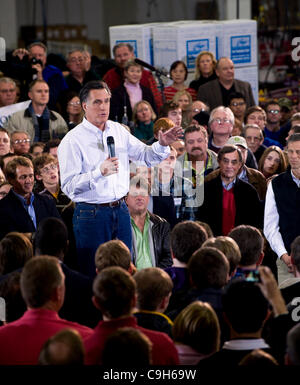 2. Januar 2012 - Clive, Iowa, USA - Mitt Romney Kampagnen auf Wettbewerbsvorteile in der Nacht vor der Iowa Caucus. Stockfoto