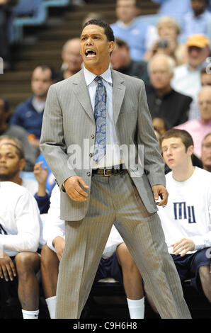 1. Januar 2012 - Chapel Hill, North Carolina; USA - Monmouth Hawks Head Coach und ehemaliger Carolina Tarheel König Reis als die University of North Carolina Tar Heels die Monmouth Hawks mit einem Endstand von 102-65 zu besiegen, da sie am Dean Smith Center in Kapelle H Herren College-Basketball gespielt Stockfoto