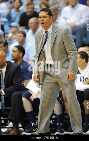 1. Januar 2012 - Chapel Hill, North Carolina; USA - Monmouth Hawks Head Coach und ehemaliger Carolina Tarheel König Reis als die University of North Carolina Tar Heels die Monmouth Hawks mit einem Endstand von 102-65 zu besiegen, da sie am Dean Smith Center in Kapelle H Herren College-Basketball gespielt Stockfoto