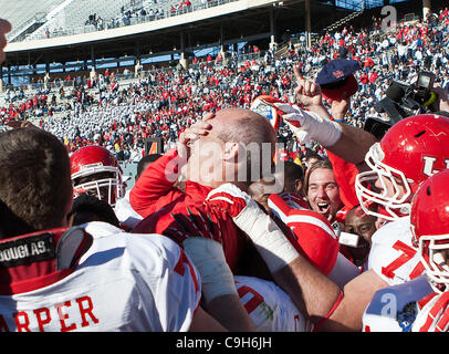 2. Januar 2012 - ruft Dallas, Texas, Vereinigte Staaten von Amerika - Houston Cougars Cheftrainer Tony Levine, nach dem Ticket City Bowl-Spiel zwischen der Penn State Nittany Lions und die University of Houston Cougars, spielte bei den Cotton Bowl Stadium in Dallas, Texas mit Gatorade getränkt. Houston-Niederlagen Stockfoto