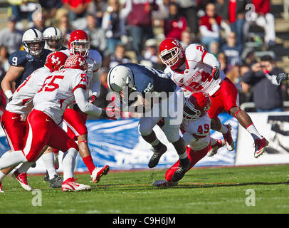 2. Januar 2012 - Dallas, Texas, Vereinigte Staaten von Amerika - Penn State Nittany Lions laufen wieder Silas Redd (25), Houston Cougars defensive back Kent Brooks (24) und Houston Cougars Linebacker Derrick Mathews (49) in Aktion während der Ticket City Bowl-Spiel zwischen der Penn State Nittany Lions und den Stockfoto