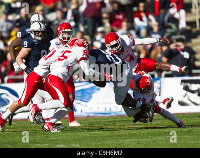 2. Januar 2012 - bespielt Dallas, Texas, Vereinigte Staaten von Amerika - Penn State Nittany Lions Runningback Silas Redd (25) und Houston Cougars Linebacker Derrick Mathews (49) in Aktion während der Ticket City Bowl zwischen der Penn State Nittany Lions und die University of Houston Cougars Spiel die Cott Stockfoto