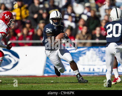 2. Januar 2012 - bespielt Dallas, Texas, Vereinigte Staaten von Amerika - Penn State Nittany Lions Runningback Silas Redd (25) in Aktion während der Ticket City Bowl-Spiel zwischen der Penn State Nittany Lions und die University of Houston Cougars das Cotton Bowl Stadium in Dallas, Texas. Houston Niederlagen Pe Stockfoto