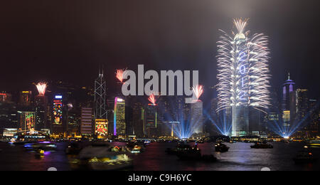 1. Januar 2012, Hong Kong---explodieren Feuerwerke über Victoria Harbour und die Skyline der Stadt zu feiern Silvester am 1. Januar 2012 in Hong Kong, China. Foto von Victor Fraile Stockfoto