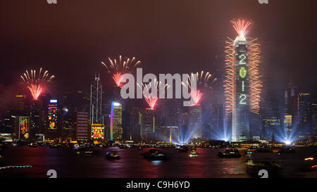 1. Januar 2012, Hong Kong---explodieren Feuerwerke über Victoria Harbour und die Skyline der Stadt zu feiern Silvester am 1. Januar 2012 in Hong Kong, China. Foto von Victor Fraile Stockfoto