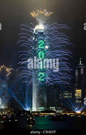 1. Januar 2012, Hong Kong---explodieren Feuerwerke über Victoria Harbour und die Skyline der Stadt zu feiern Silvester am 1. Januar 2012 in Hong Kong, China. Foto von Victor Fraile Stockfoto