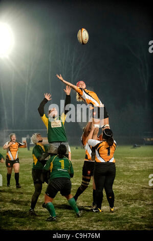 Die Spieler wetteifern um den Ball, während sie in einem weiblichen Rugby-Spiel in der Line-Out-Reihe von ihren Mitspielern erhöht werden Stockfoto