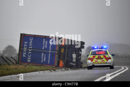 UK, Teig starke Winde des Landes, ein umgestürzter LKW auf der viel befahrenen Hauptstraße der A37 Dorchester bis Yeovil. 030112 Bild: Dorset Medienservice. Stockfoto