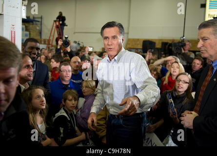 Kandidat der republikanischen Präsidentschaftskandidaten Mitt Romney grüßt Fans bei einer Kundgebung der Kampagne in Des Moines, Iowa. Stockfoto