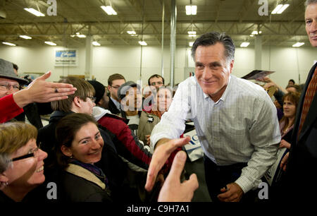 Kandidat der republikanischen Präsidentschaftskandidaten Mitt Romney grüßt Fans bei einer Kundgebung der Kampagne in Des Moines, Iowa. Stockfoto