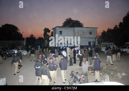 Polizisten zu sammeln, nach dem wütenden Mob angreifen gegen Polizeieinsatz gegen Übergriffe auf Dalmia Bereich, Aziz Bhatti Polizei Chowki Gebäude in Karachi Stockfoto