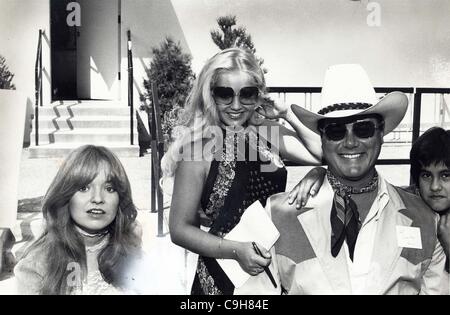 21. Dezember 2011 - Susan Richardson mit Larry Hagman und Charlene L. Tilton. (Kredit-Bild: © Globe Photos/ZUMAPRESS.com) Stockfoto