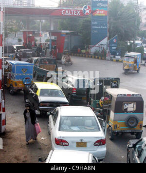 Autofahrer stehen in Warteschlangen, Gas an einer Compressed Natural Gas (CNG) Station in Karachi zu füllen Stockfoto