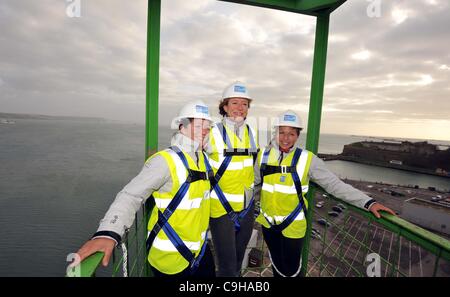 Olympiaturm Spatenstich, Weymouth, Dorset. Olympioniken Annie Lush, Zentrum, Kate, links und Lucy Macgregor Stockfoto