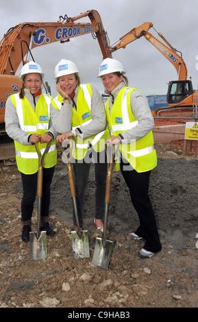 Olympiaturm Spatenstich, Weymouth, Dorset. Olympioniken Annie Lush, Zentrum, Kate, links und Lucy Macgregor Stockfoto