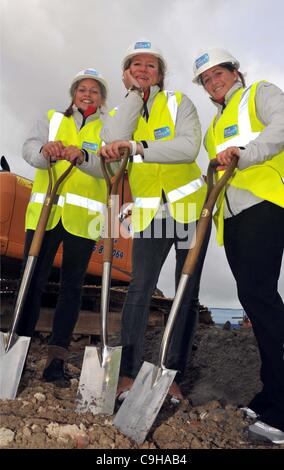 Olympiaturm Spatenstich, Weymouth, Dorset. Olympioniken Annie Lush, Zentrum, Kate, links und Lucy Macgregor Stockfoto