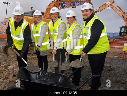 Olympiaturm Spatenstich, Weymouth, Dorset. Olympioniken Annie Lush, Zentrum, Kate, links und Lucy Macgregor Stockfoto