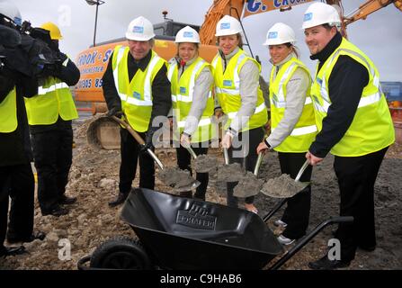 Olympiaturm Spatenstich, Weymouth, Dorset. Olympioniken Annie Lush, Zentrum, Kate, links und Lucy Macgregor Stockfoto