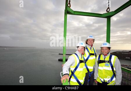 Olympiaturm Spatenstich, Weymouth, Dorset. Olympioniken Annie Lush, Zentrum, Kate, links und Lucy Macgregor Stockfoto