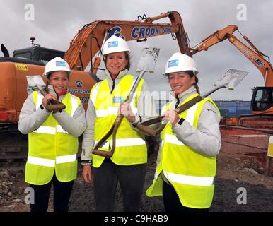 Olympiaturm Spatenstich, Weymouth, Dorset. Olympioniken Annie Lush, Zentrum, Kate, links und Lucy Macgregor Stockfoto