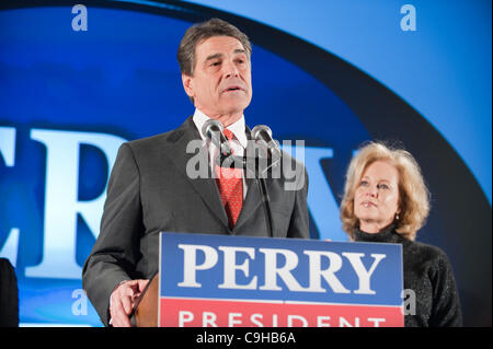 Republikanischer Kandidat Rick Perry spricht an die Fans nach seinem fünften Platz in der Iowa Caucus 3. Januar 2012 Stockfoto