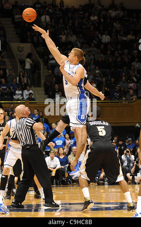 30. Dezember 2011 - Durham, North Carolina; USA - Duke University Blue Devils (5) MASON PLUMLEE Sprünge für Besitz zu Beginn des Spiels als die Duke University Blue Devils besiegen die Western Michigan Broncos mit einem Endstand von 110-70, da sie Mens College-Basketball an Cameron Indoor Stadi spielte Stockfoto