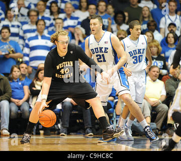 30. Dezember 2011 - Durham, North Carolina; USA - Western Michigan Broncos (40) MATT STAINBROOK treibt in den Korb als der Duke University Blue Devils Niederlage die Western Michigan Broncos mit einem Endstand von 110-70 sie Mens bei Cameron Indoor Stadium befindet sich in Durham College-Basketball gespielt. Stockfoto