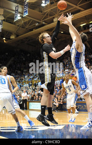 30. Dezember 2011 - Durham, North Carolina; USA - Western Michigan Broncos (40) MATT STAINBROOK treibt in den Korb als der Duke University Blue Devils Niederlage die Western Michigan Broncos mit einem Endstand von 110-70 sie Mens bei Cameron Indoor Stadium befindet sich in Durham College-Basketball gespielt. Stockfoto