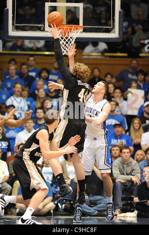 30. Dezember 2011 - Durham, North Carolina; USA - Western Michigan Broncos (40) MATT STAINBROOK treibt in den Korb als der Duke University Blue Devils Niederlage die Western Michigan Broncos mit einem Endstand von 110-70 sie Mens bei Cameron Indoor Stadium befindet sich in Durham College-Basketball gespielt. Stockfoto