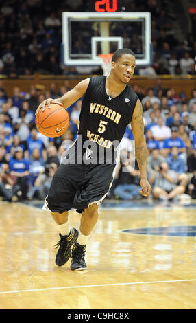 30. Dezember 2011 - Durham, North Carolina; USA - Western Michigan Broncos (5) MIKE DOUGLAS als die Duke University Blue Devils besiegen die Western Michigan Broncos mit einem Endstand von 110-70, da sie Mens bei Cameron Indoor Stadium befindet sich in Durham College-Basketball gespielt.  Copyright 2011 Jason Moore Stockfoto