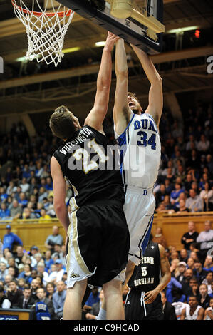 30. Dezember 2011 - Durham, North Carolina; USA - Duke University Blue Devils (34) RYAN KELLY Versuche, den Basketball zu legen, wie er von Western Michigan Broncos (21) SHAYNE WHITTINGTON als die Duke University Blue Devils bewacht wird besiegen die Western Michigan Broncos mit einem Endstand von 110-70, wie die Stockfoto