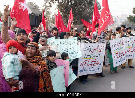 Unterstützer der Labor Party (LPP) schreien Parolen gegen erhöhte Preise für Erdöl und Gas und Lastabwurf bei Protestkundgebung in Lahore Stockfoto