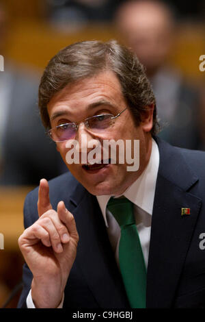 Am Tag angekündigt, dass Eurostat die höchste jemals Arbeitslosenquote für Portugal (13,2 %), portugiesische Ministerpräsident Pedro Passos Coelho, Gesichter die Opposition im Parlament zum ersten Mal in diesem Jahr Photo Credit: Pedro Nunes Stockfoto
