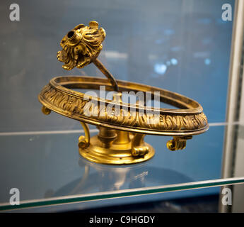 Geborgenen Artefakte werden auf dem Display an einer Medien-Vorschau für die Versteigerung des geborgenen Materials aus dem Wrack der RMS Titanic, gesehen auf das Intrepid Sea Air and Space Museum in New York auf Donnerstag, 5. Januar 2012 wiederhergestellt. Über 5000 Artikel, erholte sich in acht Forschungs- und Erholung Missionen sind Stockfoto