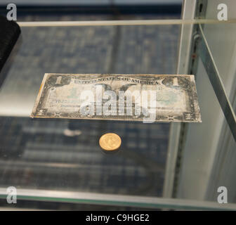 Geborgenen Artefakte werden auf dem Display an einer Medien-Vorschau für die Versteigerung des geborgenen Materials aus dem Wrack der RMS Titanic, gesehen auf das Intrepid Sea Air and Space Museum in New York auf Donnerstag, 5. Januar 2012 wiederhergestellt. Über 5000 Artikel, erholte sich in acht Forschungs- und Erholung Missionen sind Stockfoto