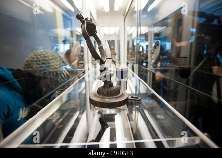 Geborgenen Artefakte werden auf dem Display an einer Medien-Vorschau für die Versteigerung des geborgenen Materials aus dem Wrack der RMS Titanic, gesehen auf das Intrepid Sea Air and Space Museum in New York auf Donnerstag, 5. Januar 2012 wiederhergestellt. Über 5000 Artikel, erholte sich in acht Forschungs- und Erholung Missionen sind Stockfoto