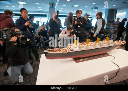 Scale Modell der Titanic auf dem Display an einer Medien-Vorschau für die Versteigerung des geborgenen Materials erholt aus dem Wrack der RMS Titanic, auf Donnerstag, 5. Januar 2012 auf das Intrepid Sea Air and Space Museum in New York gesehen. Mehr als 5000 Elemente wiederhergestellt über acht Missionen Forschung und Wiederherstellung, Stockfoto