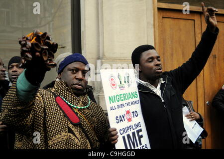 Zwei nigerianischen Demonstranten bei der Demonstration außerhalb der nigerianischen High Commission. Der Protest war für die Regierung des Landes, seinen Plan, eine lebenswichtige Kraftstoff Subvention zu entfernen ändern aufrufen. -London. 01.06.12 Stockfoto