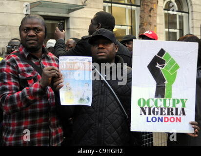 Zwei Occupy Nigeria Demonstranten bei der Demonstration außerhalb der nigerianischen High Commission. Der Protest war für die Regierung des Landes, seinen Plan, eine lebenswichtige Kraftstoff Subvention zu entfernen ändern aufrufen. -London. 01.06.12 Stockfoto