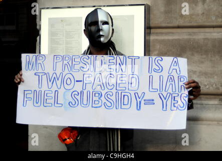 Ein nigerianischer Demonstrant trägt eine zweifarbige Maske markieren, was er sieht, wie die zwei Gesichter des Präsidenten seines Landes bei der Demonstration außerhalb der nigerianischen High Commission. Der Protest war für die Regierung des Landes, seinen Plan, eine lebenswichtige Kraftstoff Subvention zu entfernen ändern aufrufen. -London. 01.06.12 Stockfoto