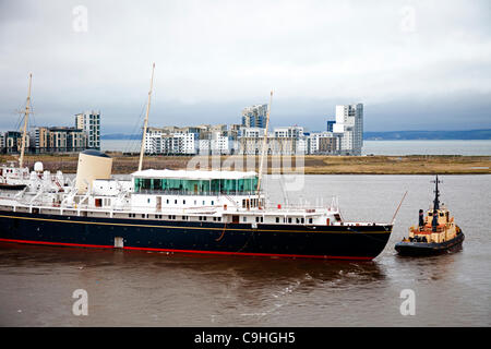 Edinburgh, UK. 6. Januar 2012. Die Royal Yacht Britannia Dock in Leith, Edinburgh trocknen verschoben wird. Das Schiff musste Wasser nach ein Tür-Leck bei der Vorbereitung für den Umzug nach Dry Dock gepumpt haben. Stockfoto