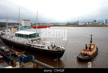 Edinburgh, UK. 6. Januar 2012. Die Royal Yacht Britannia Dock in Leith, Edinburgh trocknen verschoben wird. Das Schiff musste Wasser nach ein Tür-Leck bei der Vorbereitung für den Umzug nach Dry Dock gepumpt haben. Stockfoto