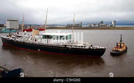 Edinburgh, UK. 6. Januar 2012. Die Royal Yacht Britannia Dock in Leith, Edinburgh trocknen verschoben wird. Das Schiff musste Wasser nach ein Tür-Leck bei der Vorbereitung für den Umzug nach Dry Dock gepumpt haben. Stockfoto